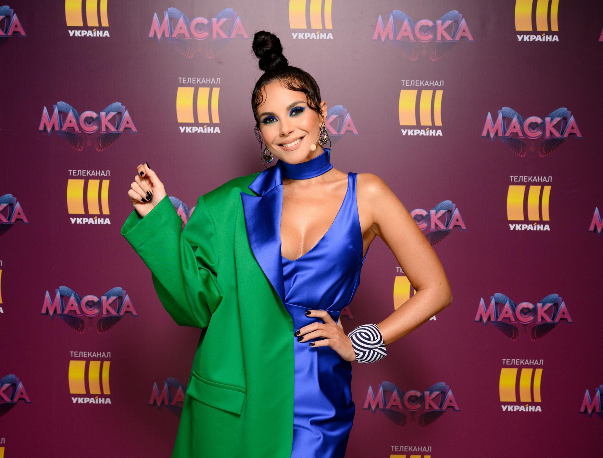 Настя Каменских в атласном платье очаровала глубоким декольте (фото)